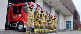 Strażacy oddali hołd pamięci katastrofie lotniczej pod Smoleńskiem - zdjęcie strażaków z frontu