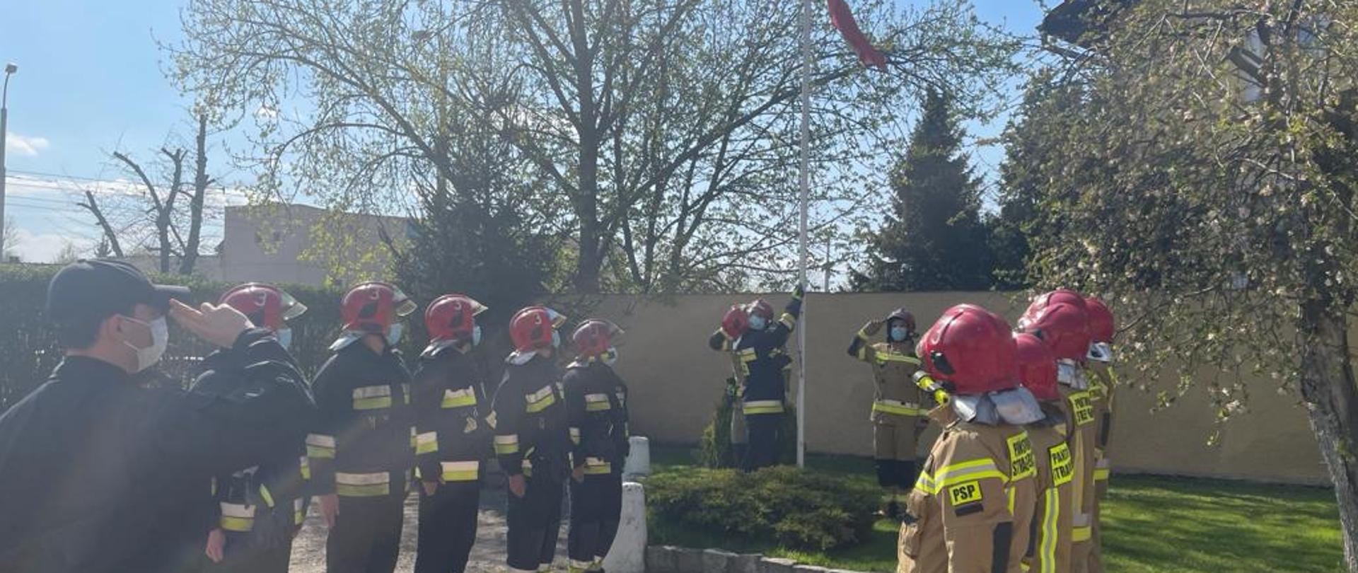 Opuszczenie flagi do połowy masztu przez strażaków z JRG 3 Wrocław