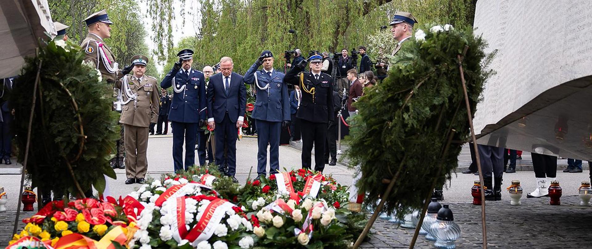 Wiceminister Czesław Mroczek złożył wieńce upamiętniające ofiary katastrofy na Cmentarzu Wojskowym na warszawskich Powązkach.