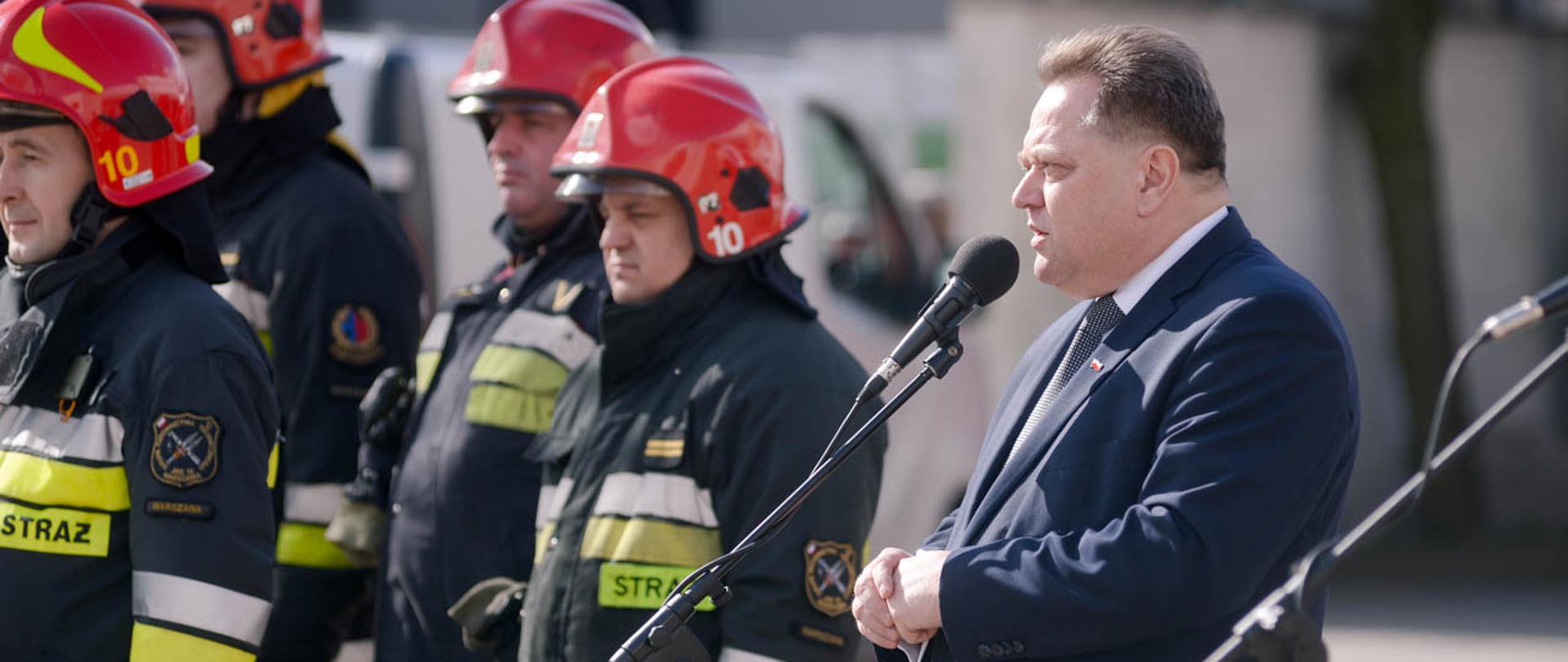 Minister Jarosław Zieliński ze strażakami podczas inauguracji kampanii „STOP pożarom traw”