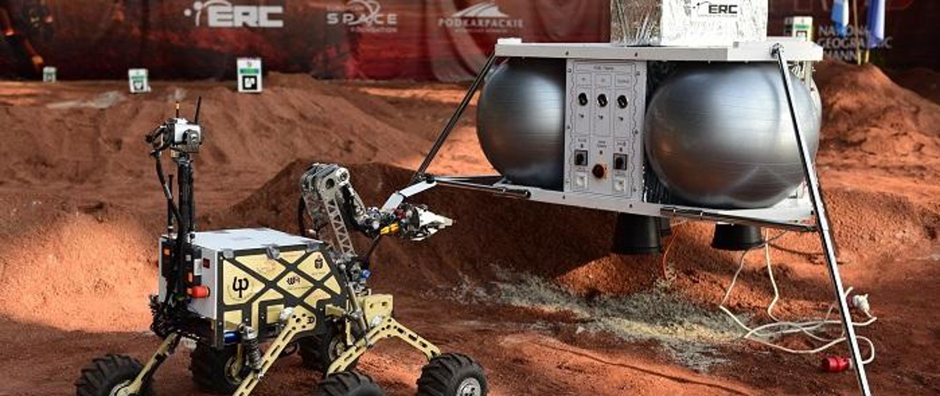 Model robota marsjańskiego obok makiety lądownika