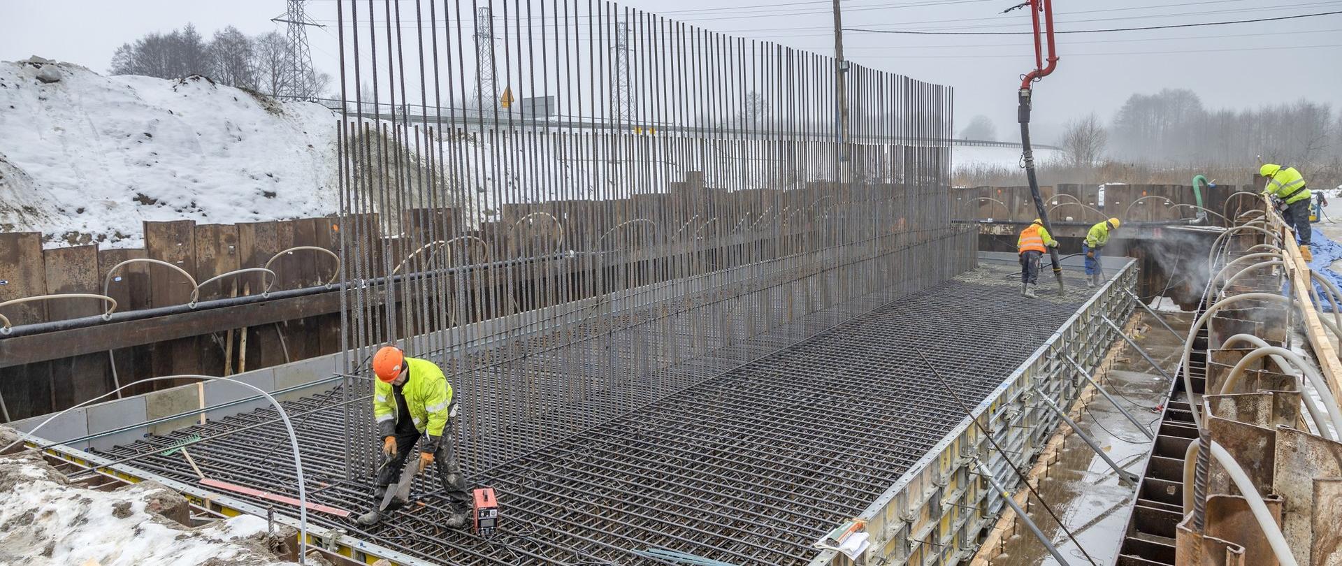 Trwają prace przy budowie wiaduktu drogowego w Małkinii