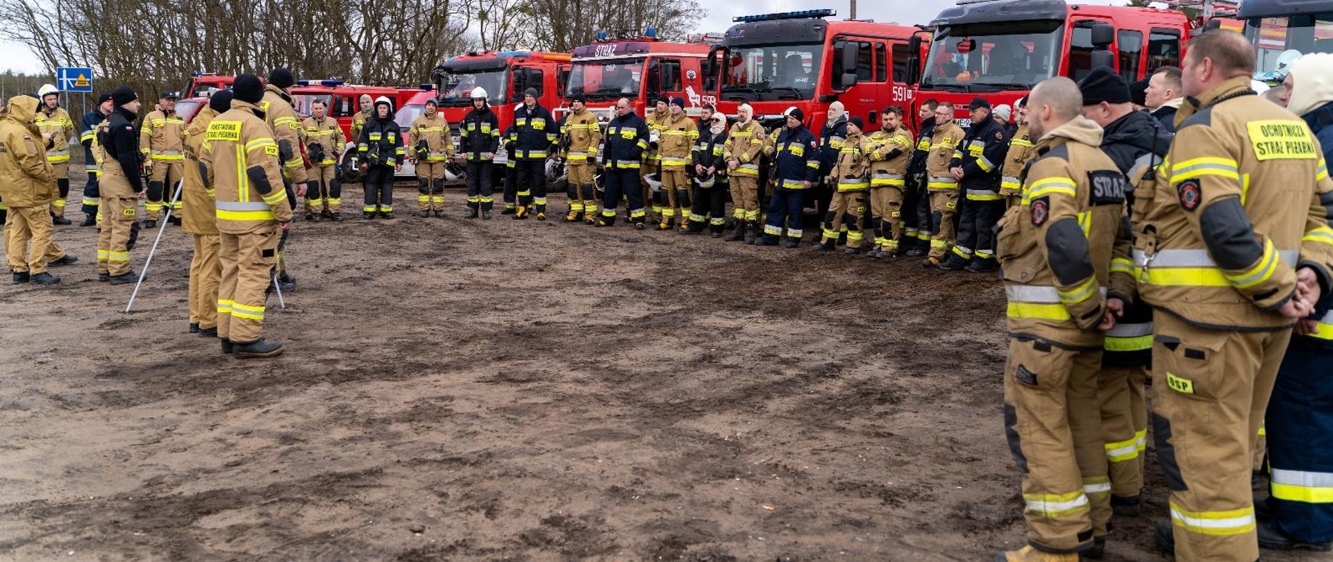 W dniu 18 marca 2024 r. na kompleksie leśnym Nadleśnictwa Wielbark w miejscowości Opaleniec zostały zorganizowane ćwiczenia dla wszystkich Jednostek OSP z terenu Gminy Chorzele oraz Jednostki Ratowniczo-Gaśniczej w Przasnyszu.
Ćwiczenia przeprowadzone w terenie na kompleksie leśnym dały rzeczywisty obraz przygotowania strażaków do prowadzenia akcji gaśniczej. Umożliwiło to wszystkim strażakom sprawdzenie swoich umiejętności nabytych podczas szkoleń oraz możliwości technicznych posiadanego sprzętu i wyposażenia. Podczas ćwiczeń kilkukrotnie zmieniany był scenariusz w celu sprawdzenia umiejętności radzenia sobie w trudnych sytuacjach oraz reagowania na diametralne zmiany sytuacji, które mogą wydarzyć się podczas realnych działań.
Prowadzenie działań gaśniczych w kompleksach leśnych każdorazowo niesie za sobą poważne wyzwanie. Największą trudnością z jaką zmagają się strażacy w sytuacji wystąpienia takich zdarzeń, jest zapewnienie odpowiedniej ilości środka gaśniczego do skutecznego przeprowadzenia akcji gaśniczej. Strażacy ćwiczyli praktyczną możliwość dostarczania wody metodą przepompowywania, tworząc tym samym magistralę zasilającą na odległość prawie dwóch kilometrów.
Cele szczegółowe ćwiczeń obejmowały:
• sprawdzenie terenu, dróg dojazdowych i przeciwpożarowych,
• sprawdzenie możliwości rozwinięcia odcinków bojowych oraz użycia sprzętu podczas działań,
• lokalizacja potencjalnych źródeł wody oraz zbiorników ppoż.,
• sprawdzenie możliwości poboru wody do celów gaśniczych i dostarczanie jej na duże odległości,
• sprawdzenie wyposażenia i sprawności sprzętu będącego na wyposażeniu Jednostek Ochrony Przeciwpożarowej,
• wykorzystanie map oraz dokumentacji pomocniczej,
• sprawdzenie warunków i skuteczności prowadzenia łączności na terenie akcji oraz ze Stanowiskiem Kierowania,
• współpraca z leśniczymi z danego terenu.
W ćwiczeniach udział brały:
• JRG Przasnysz
• OSP Zaręby
• OSP Chorzele
• OSP Budki
• OSP Krukowo
• OSP Rycice
• OSP Nowa Wieś
• OSP Pruskołęka
• OSP Raszujka
• OSP Duczymin
• OSP Rembielin
• OSP Zdziwój Stary
• OSP Łaz
________________________________________
Opracował: Oficer Prasowy Komendanta Powiatowego PSP w Przasnyszu: kpt. Piotr Kuligowski.
Zdjęcia: st.kpt.Michał Wiśniewski, str. Szymon Wątkowski.
