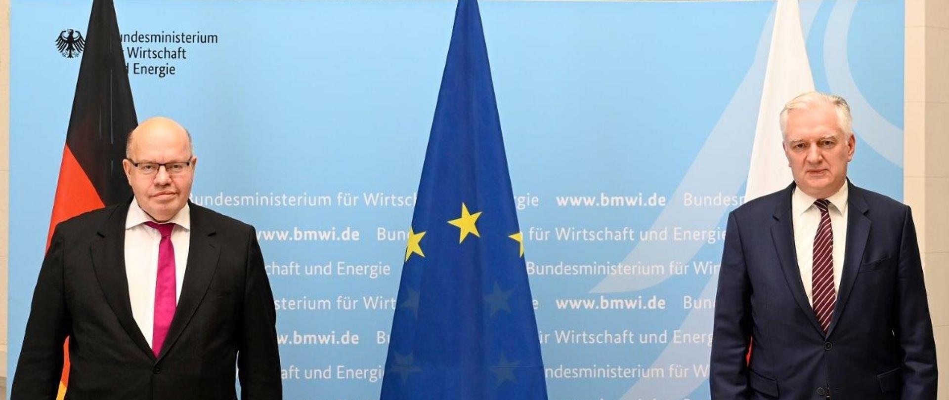 Na zdjęciu widzimy wicepremiera J. Gowina i Federalnego Ministra Gospodarki i Energii Petera Altmaiera stojących na tle flag Niemiec i UE