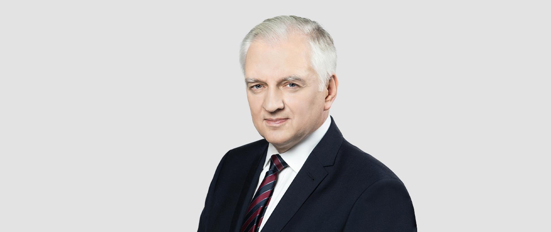 Wicepremier Jarosław Gowin w marynarce i krawacie w granatowo-czerwone paski