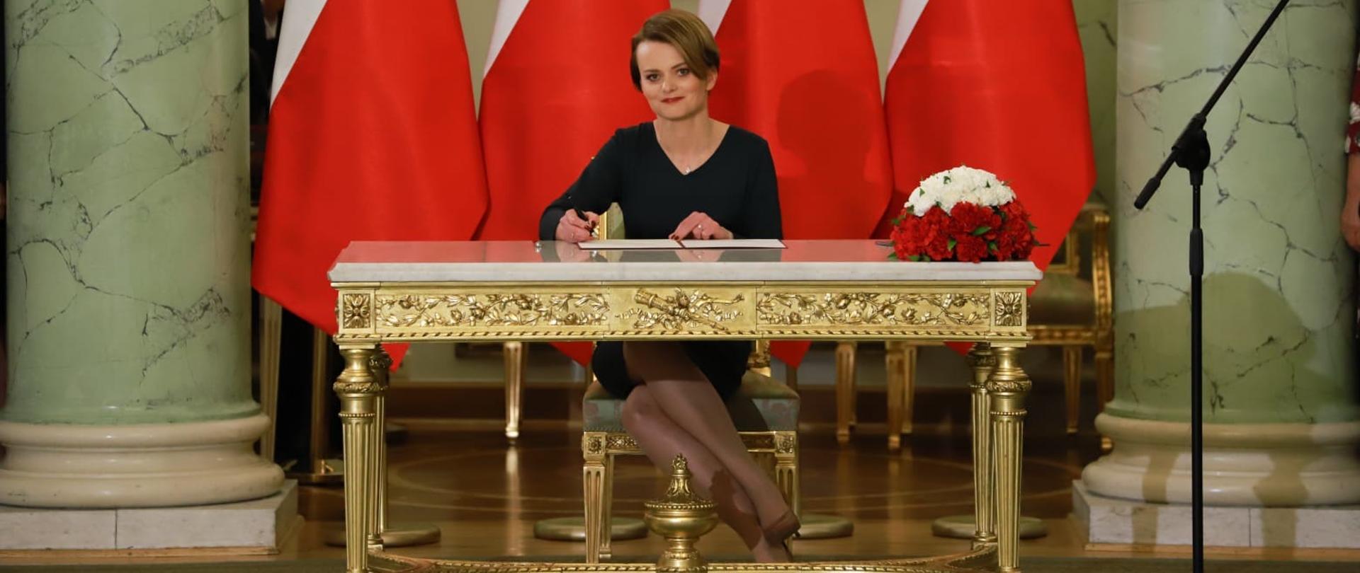 Minister Jadwiga Emilewicz podpisuje rotę przysięgi