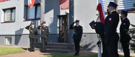 Zdjęcie obrazuje dowódcę uroczystości który składa meldunek Komendantowi Powiatowemu PSP w Skarżysku-Kamiennej na okoliczność rozpoczęcia uroczystości związanej z podniesieniem flagi państwowej.