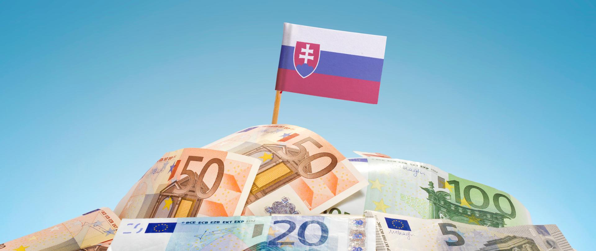 Banknoty Euro i flaga Slowacji
