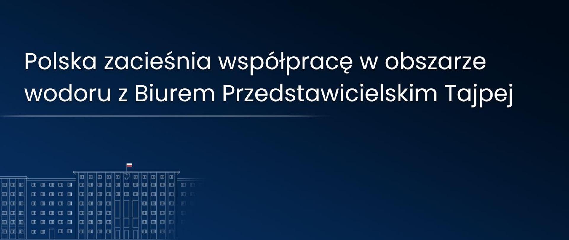Grafika ilustracyjna. Na górze niebieskiej planszy jest napis: Polska zacieśnia współpracę w obszarze wodoru z Biurem Przedstawicielskim Tajpej. Pod napisem znajduje się zarys budynku z polską flagą na dachu.