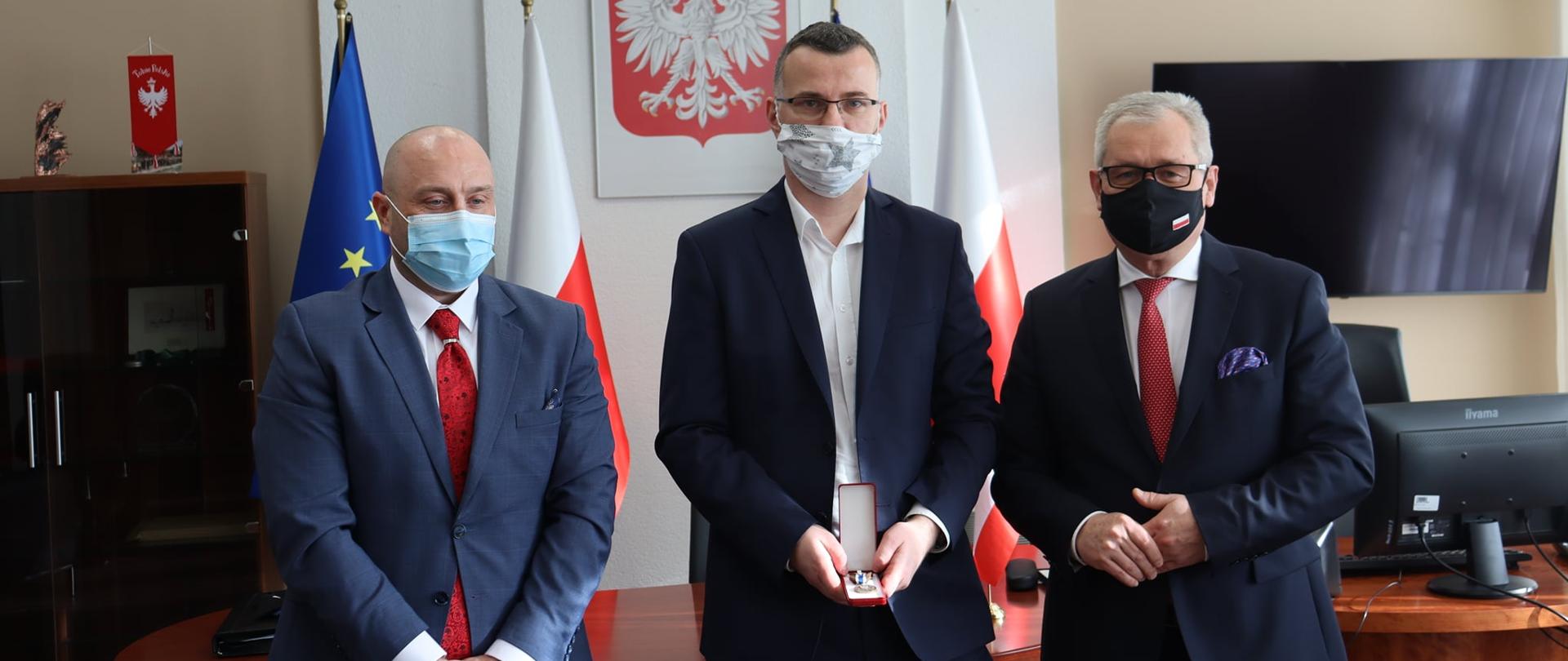 Tomasz Krzyszczuk, z-ca dyrektora Wydziału Finansów OUW uhonorowany odznaką Ministra Finansów.