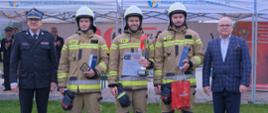 Na zdjęciu strażacy wraz z Komendantem oraz Starostą pozują do zdjęcia z pucharem za 1 miejsce