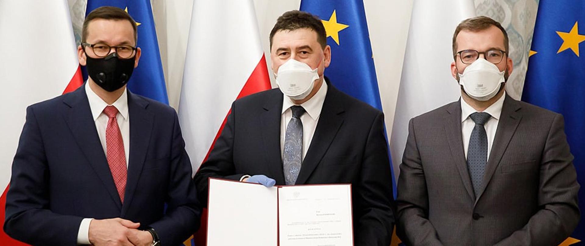 Premier Mateusz Morawiecki, minister rolnictwa i rozwoju wsi Grzegorz Puda i sekretarz stanu MRiRW Ryszard Bartosik