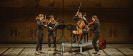 fotografia przedstawia kwartet smyczkowy na scenie opery