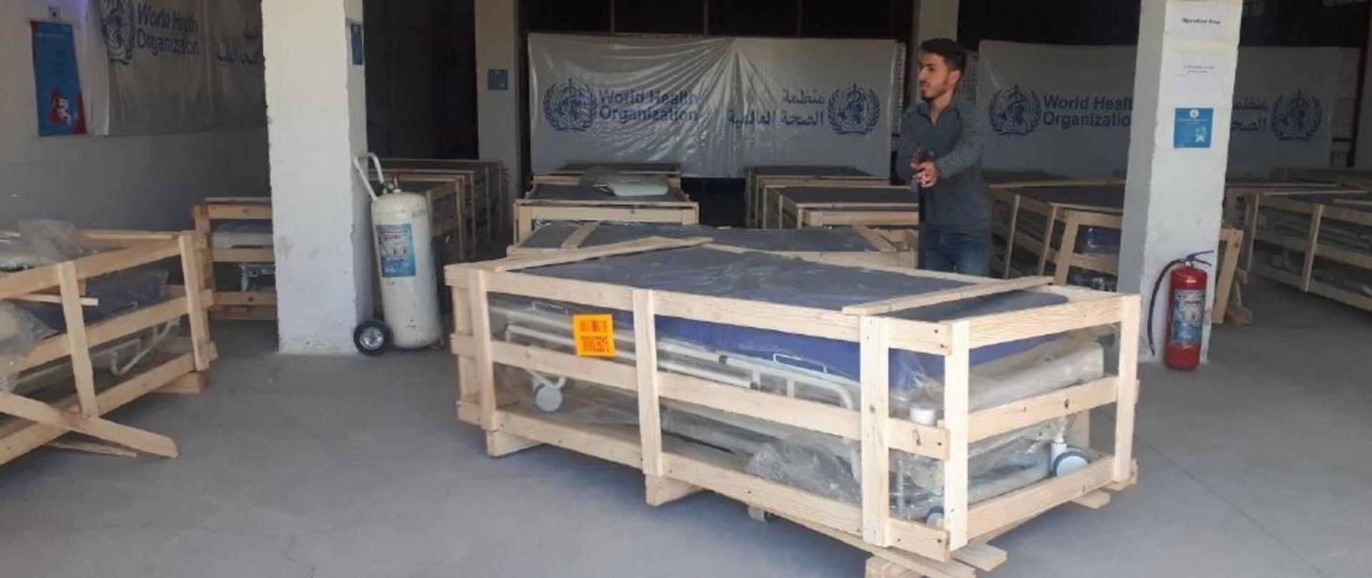 Sprzęt medyczny (tj. butle tlenowe, respiratory i łóżka medyczne) i leki do walki z COVID-19, które będą służyły służbie zdrowia i mieszkańcom Syrii, przekazane przez Polskę.