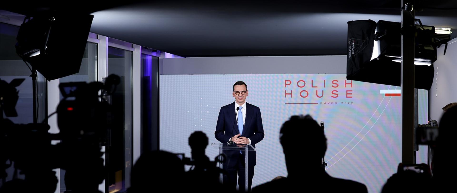 Premier Mateusz Morawiecki stoi podczas przemówienia.