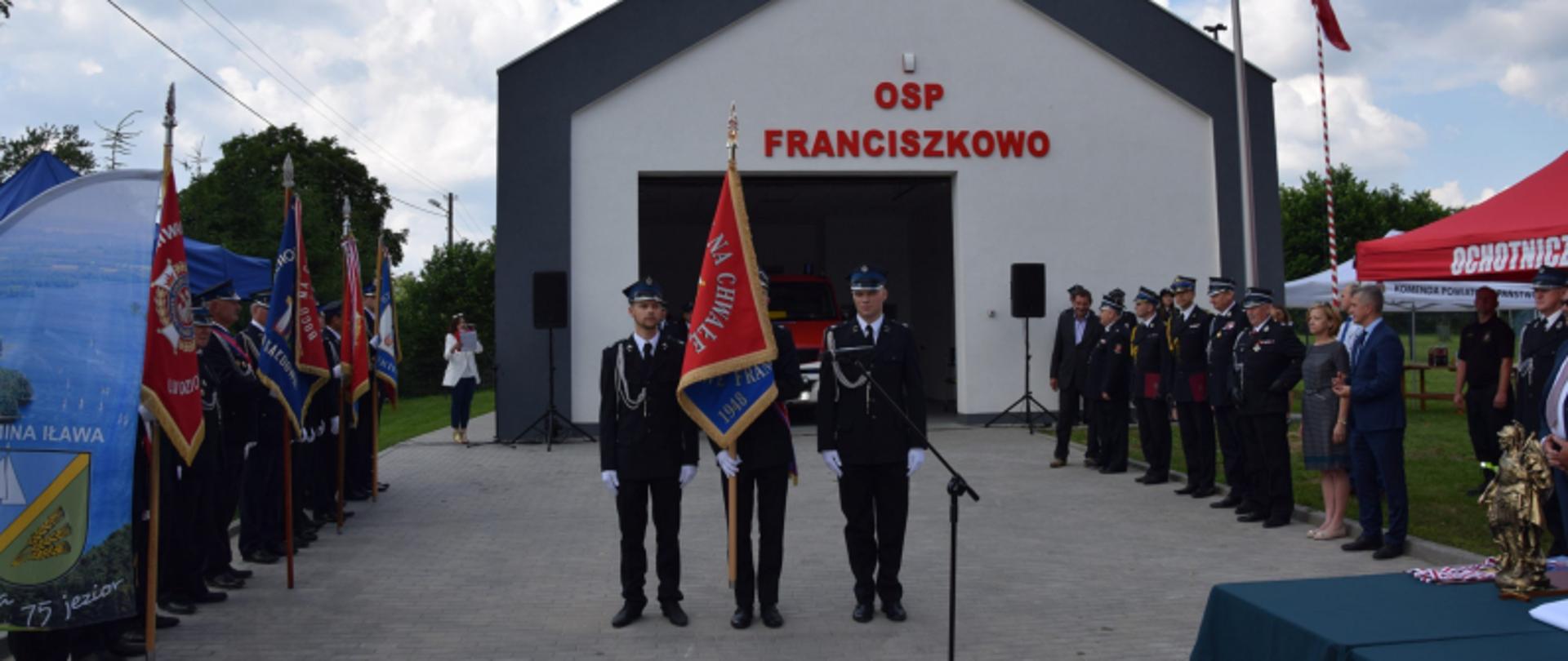 Uroczysty apel z okazji otwarcia strażnicy i nadania sztandaru jednostce OSP Franciszkowo.