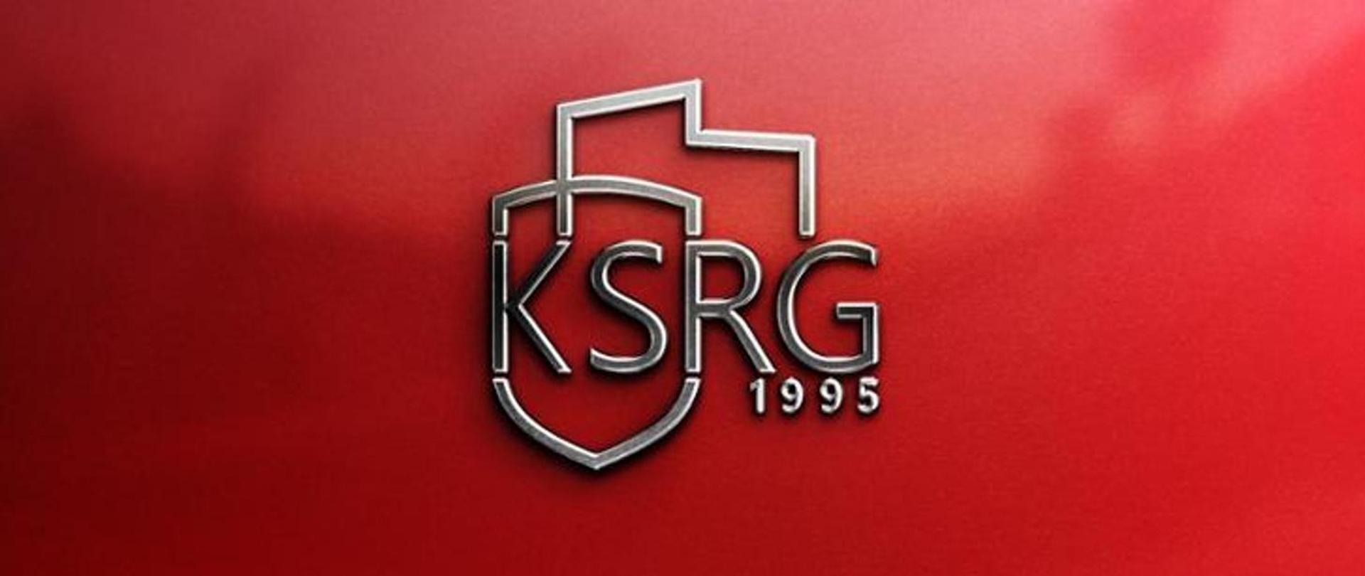 na czerwonym tle napis KSRG nowy logotyp z datą 1995