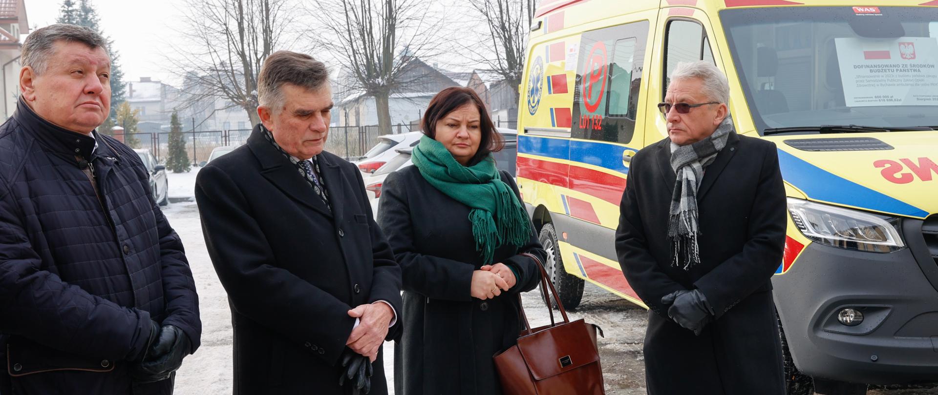 Ambulans z rządowym dofinasowaniem dla szpitala w Bychawie.
