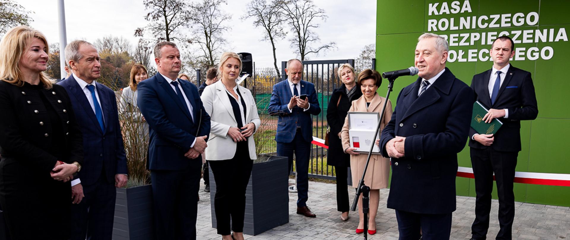 Wicepremier, minister rolnictwa i rozwoju wsi Henryk Kowalczyk podczas otwarcia nowej siedziby oddziału terenowego KRUS w Krotoszynie
