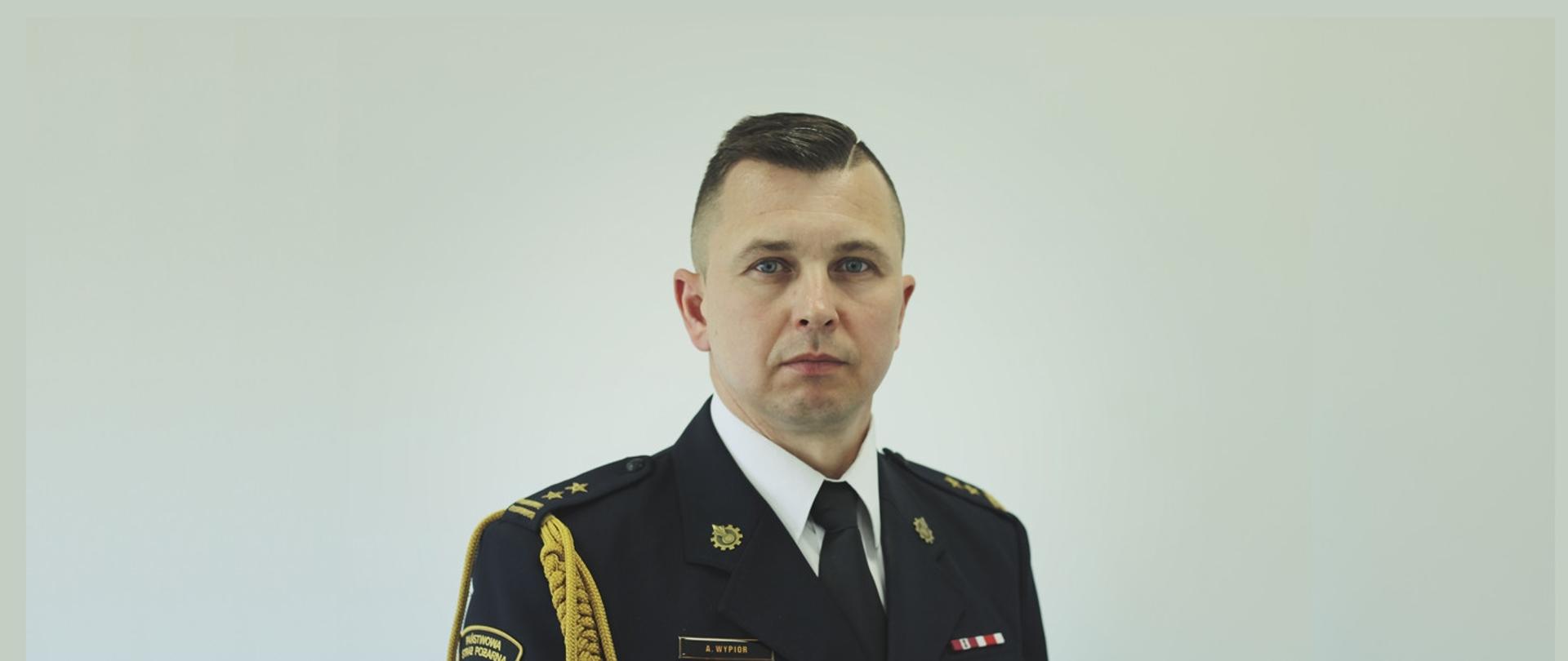 Zdjęcie przedstawia zastępcę komendanta powiatowego PSP w Kole bryg. Arkadiusza Wypióra