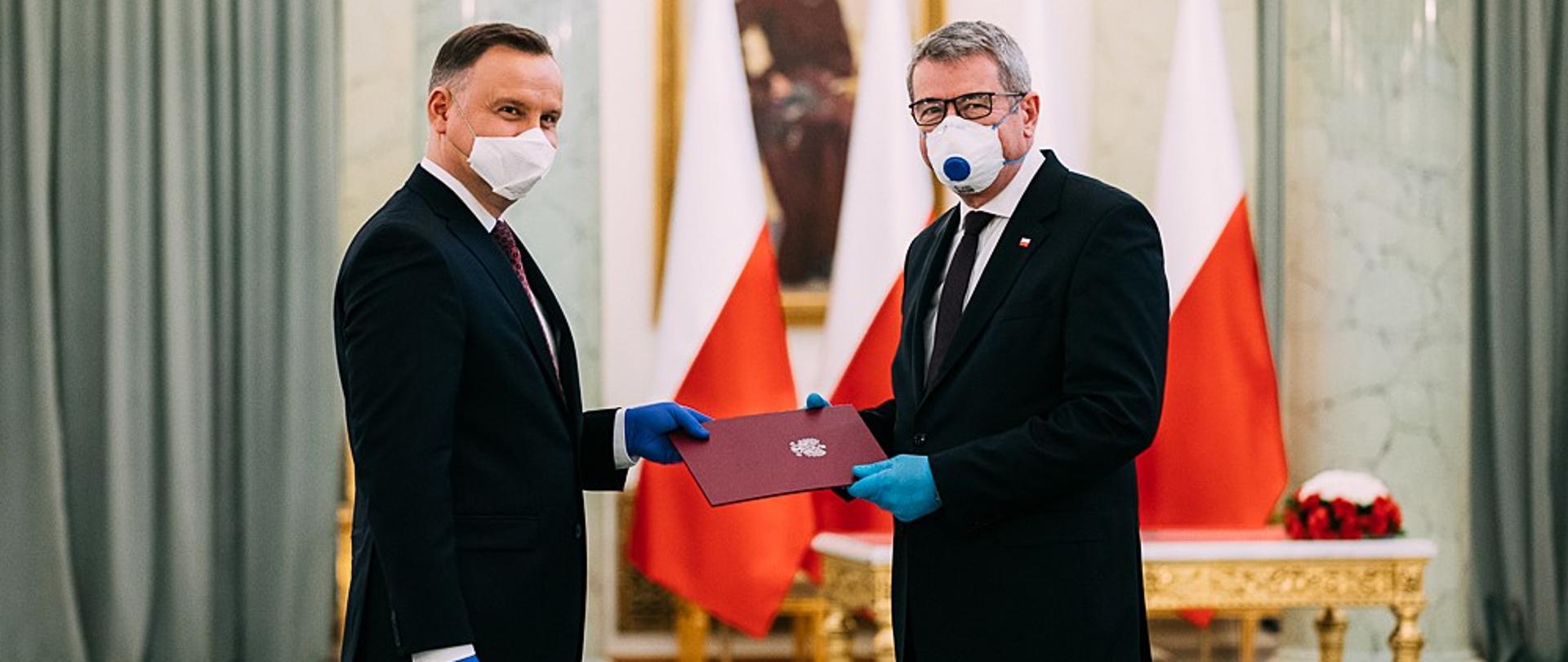 Prezydent Andrzej Duda wręcza powołanie ministrowi Wojciechowi Murdzkowi.