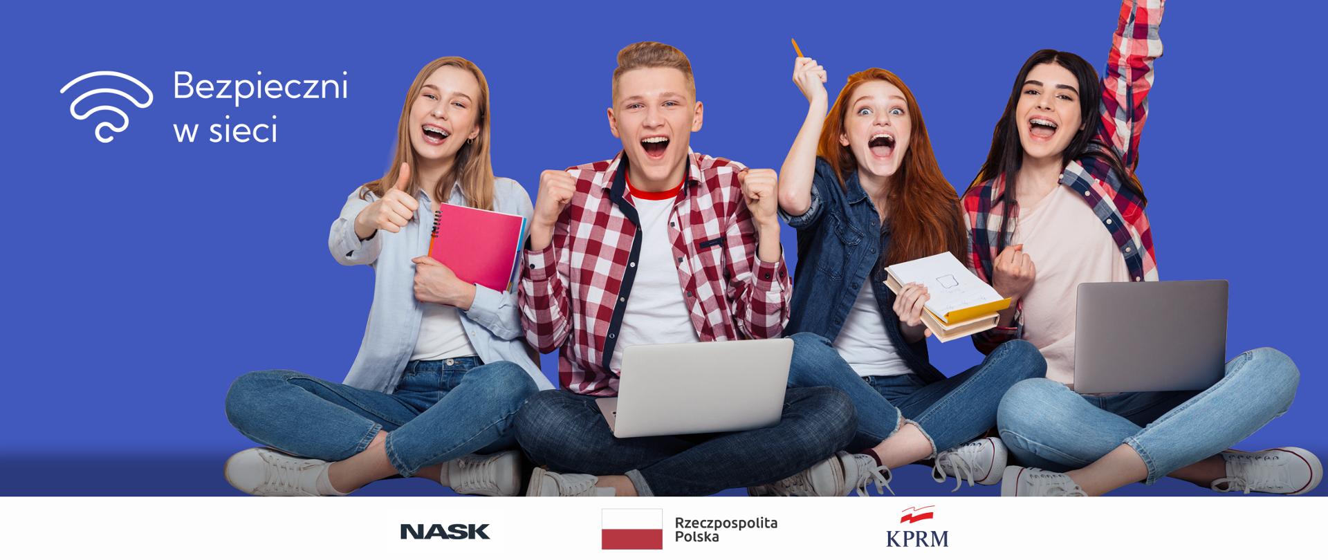 zdjęcie młodzieży - trzech siedzących dziewczyn i jednego chłopca z laptopem i zeszytami na niebieskim tle