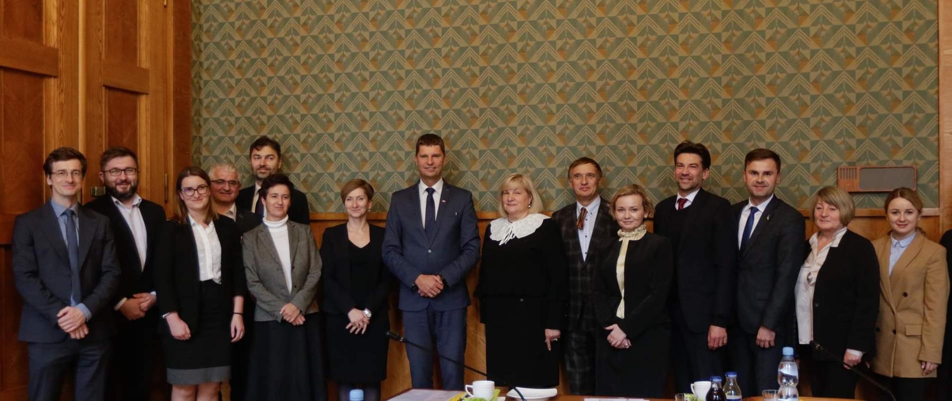 na zdjęciu wszyscy członkowie spotkania na grupowym zdjęciu, po środku minister Piontkowski