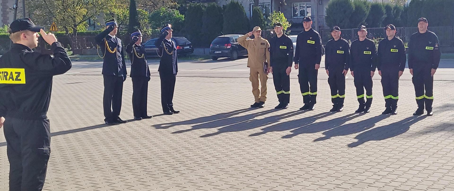 Dzień Flagi w Komendzie Powiatowej PSP w Sokołowie Podlaskim 2024 - na zdjęciu strażacy w szeregach podczas apelu z okazji dnia flagi