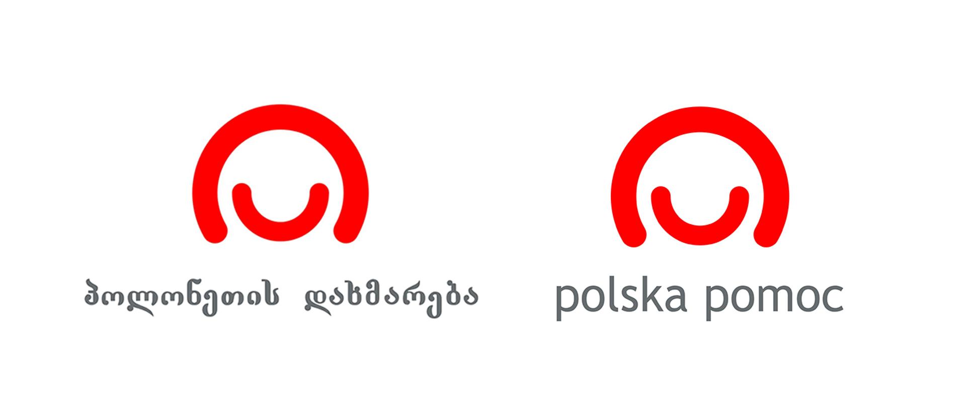 Baner z logo polskiej pomocy w języku polskim i gruzińskim