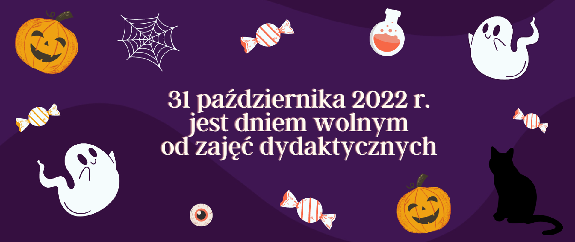Na fioletowym tle w centralnej części obrazka biały napis: "31 października 2022 r. jest dniem wolnym od zajęć dydaktycznych". Dookoła napisu kolorowe halloweenowe obrazki typu: białe duszki, pomarańczowe dynie, cukierki, czarny cień kota, pajęczyna.