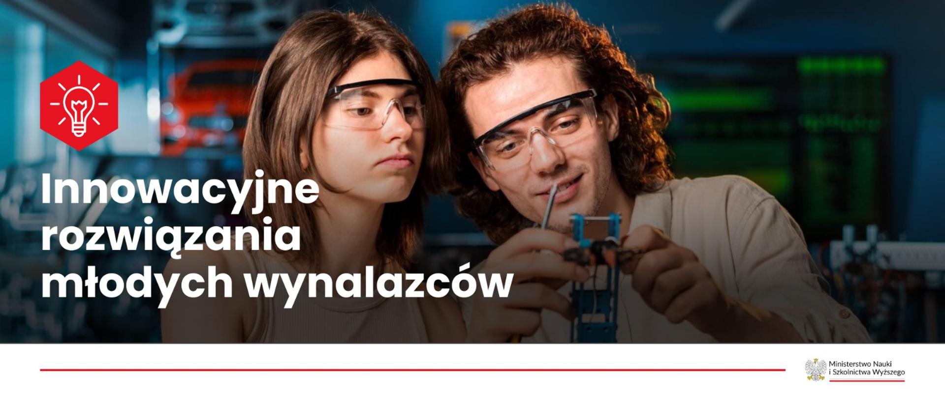 Dwójka młodych osób z okularami na oczach z zaciekawieniem zajmują się konstrukcją jakiegoś przedmiotu. Po lewej stronie napis Innowacyjne rozwiązania młodych wynalazców 