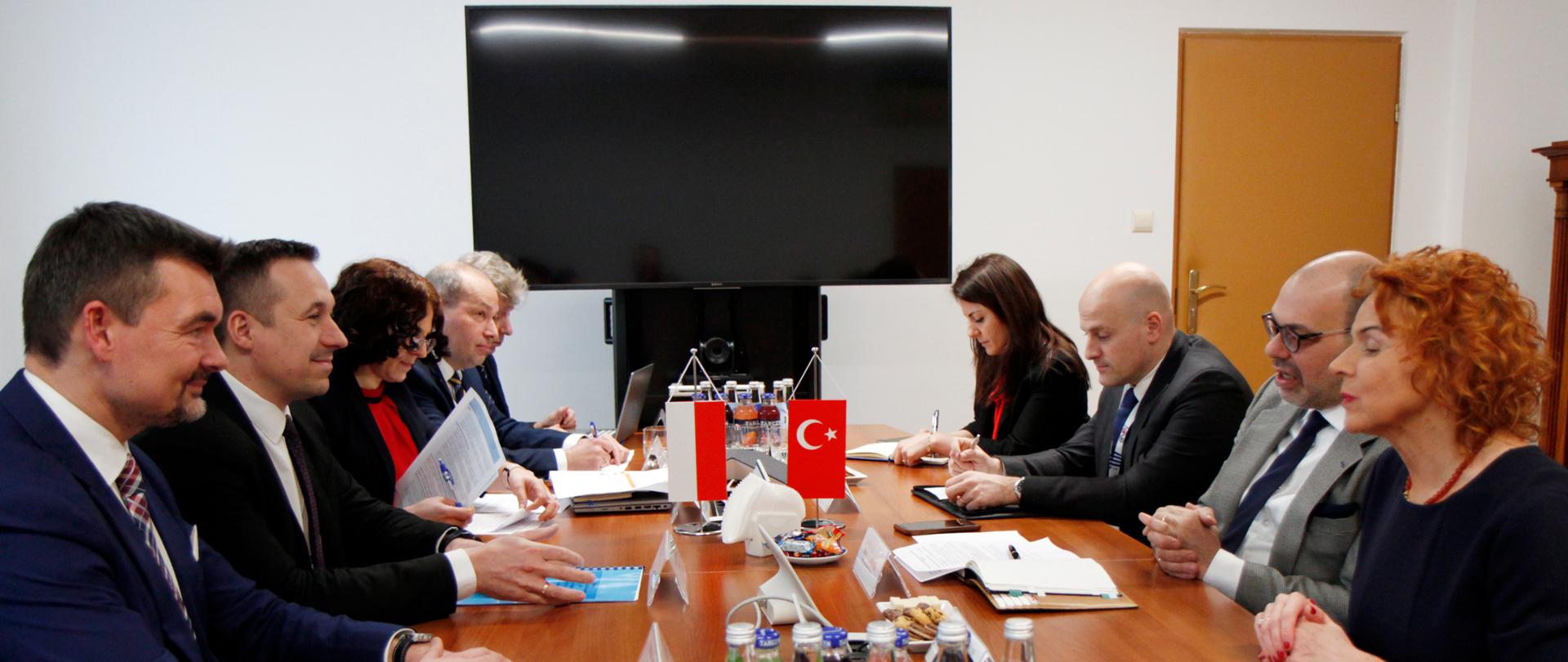 Wiceminister infrastruktury Paweł Gancarz w trakcie spotkania z ambasadorem Turcji w Warszawie, Raufem Alp Denktaşem