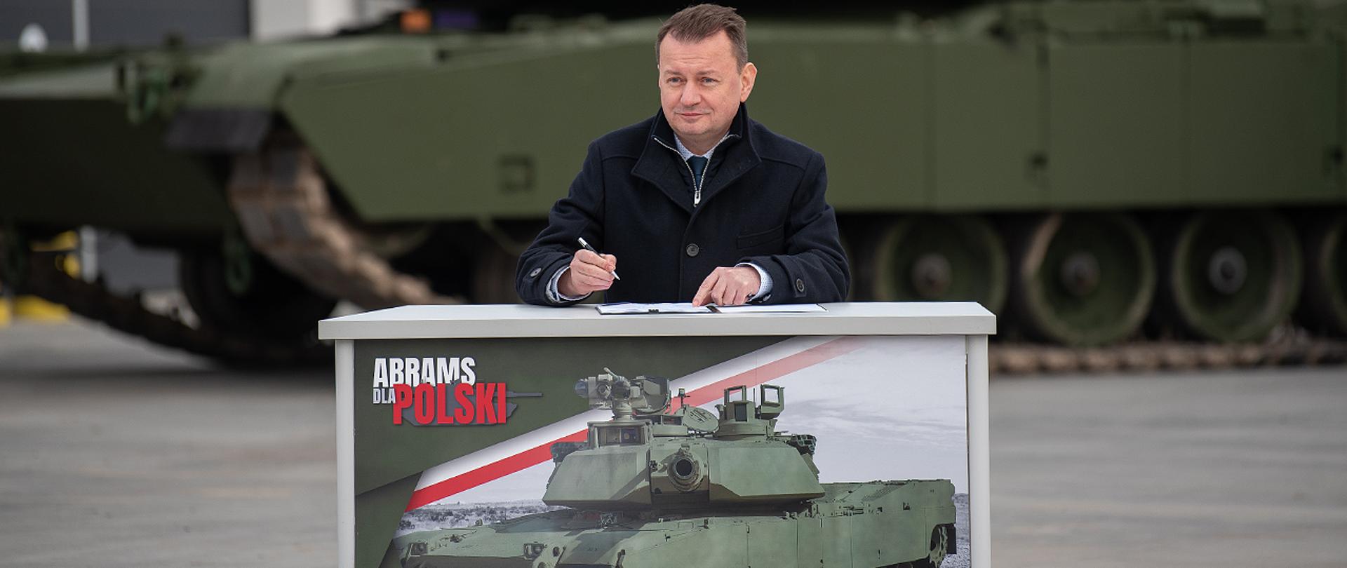 4 stycznia 2023 r. w 1. Warszawskiej Brygadzie Pancernej w Wesołej, Mariusz Błaszczak, wicepremier-minister obrony narodowej zatwierdził umowę na dostawę 116 czołgów M1A1 ABRAMS dla Wojska Polskiego.