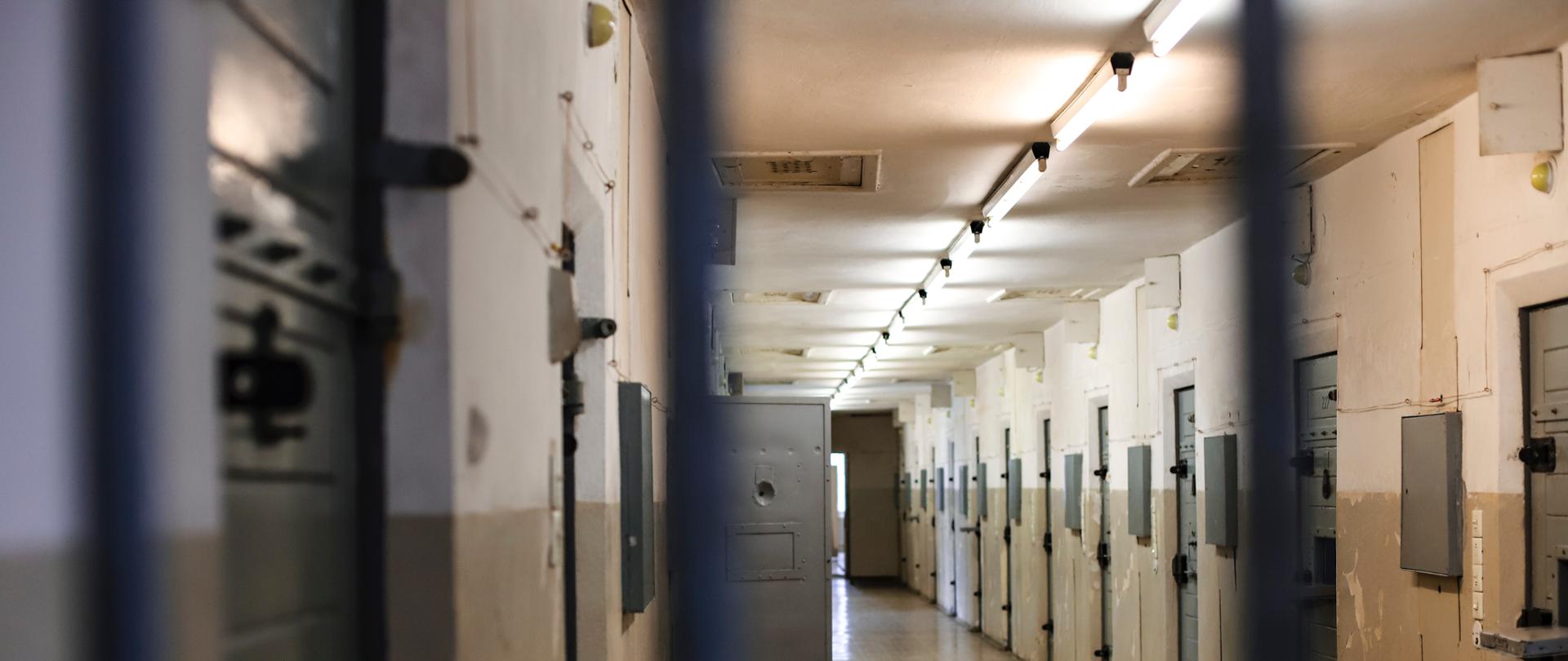 Zdjęcie więziennego korytarza zza krat