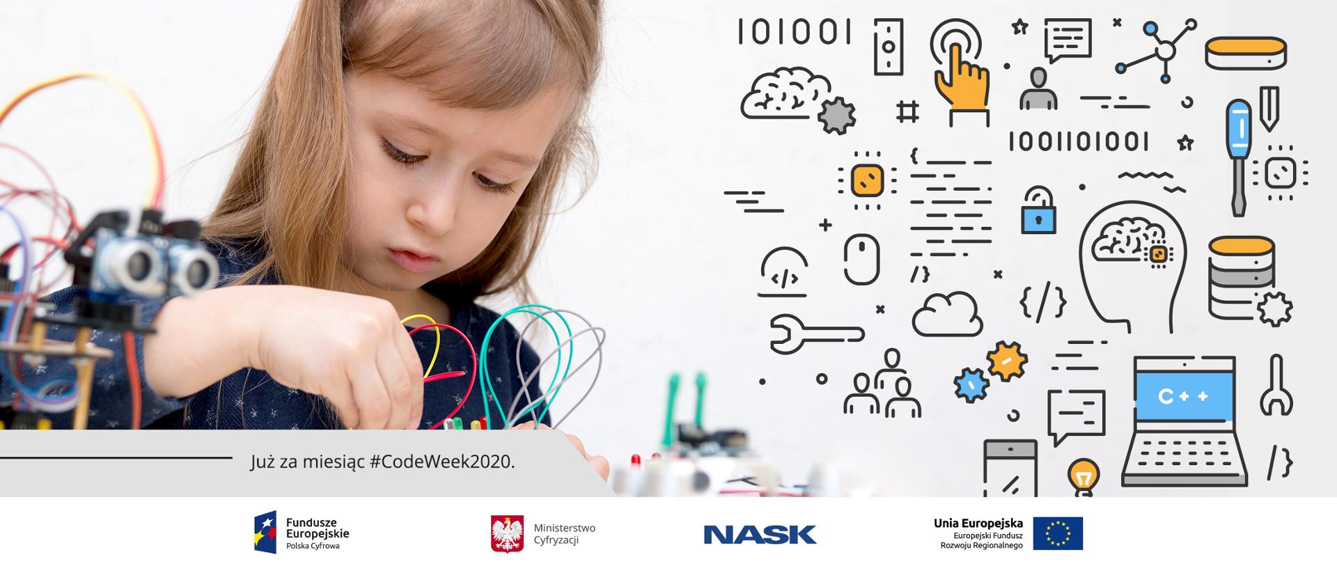 Zdjęcie dziewczynki bawiącej się robotami - przełącza kolorowe kabelki, z prawej strony ikony związane z tworzeniem, myślenie, programowaniem.