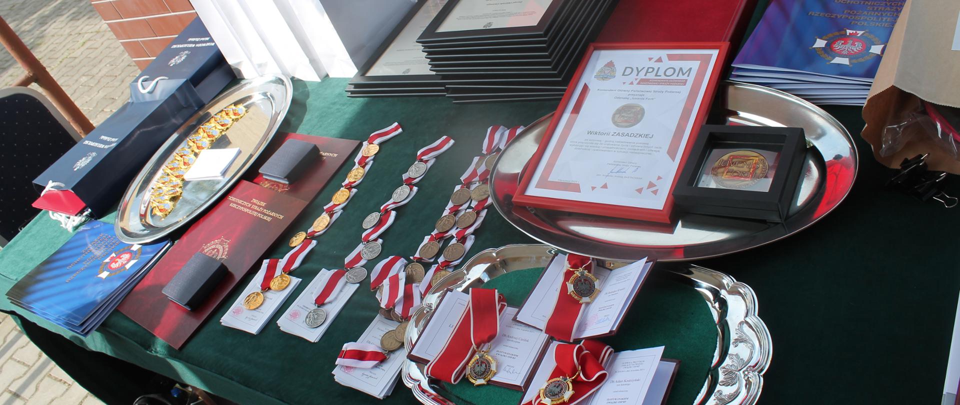 Zdjęcie przedstawia medale, odznaczenia i wyróżnienia
