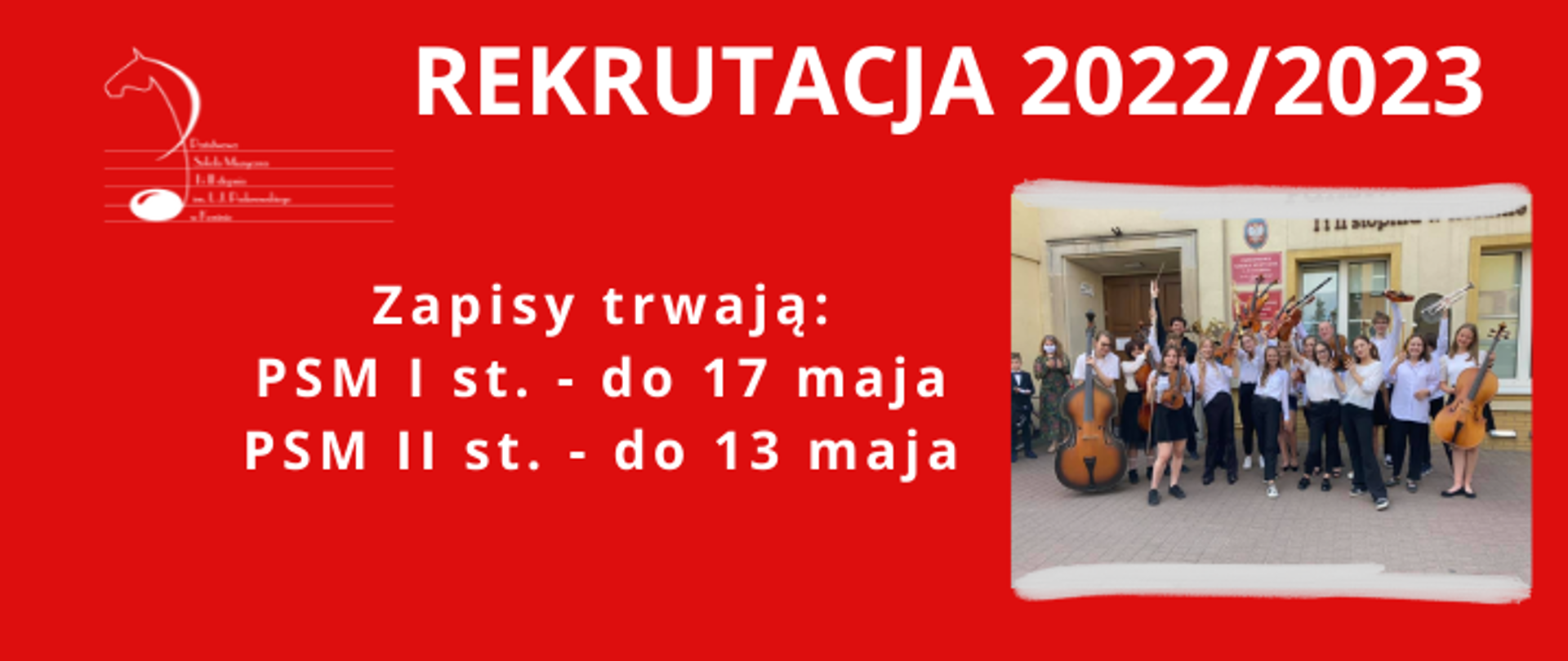 Plakat przedstawiający informacje na temat rekrutacji do PSM w Koninie na rok szkolny 2022/2023, na czerwonym tle zdjęcie orkiesty szkolnej przed budynkiem szkoły w Koninie.