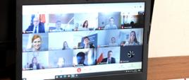 Ekran laptopa z widocznymi zdjęciami uczestników wideospotkania