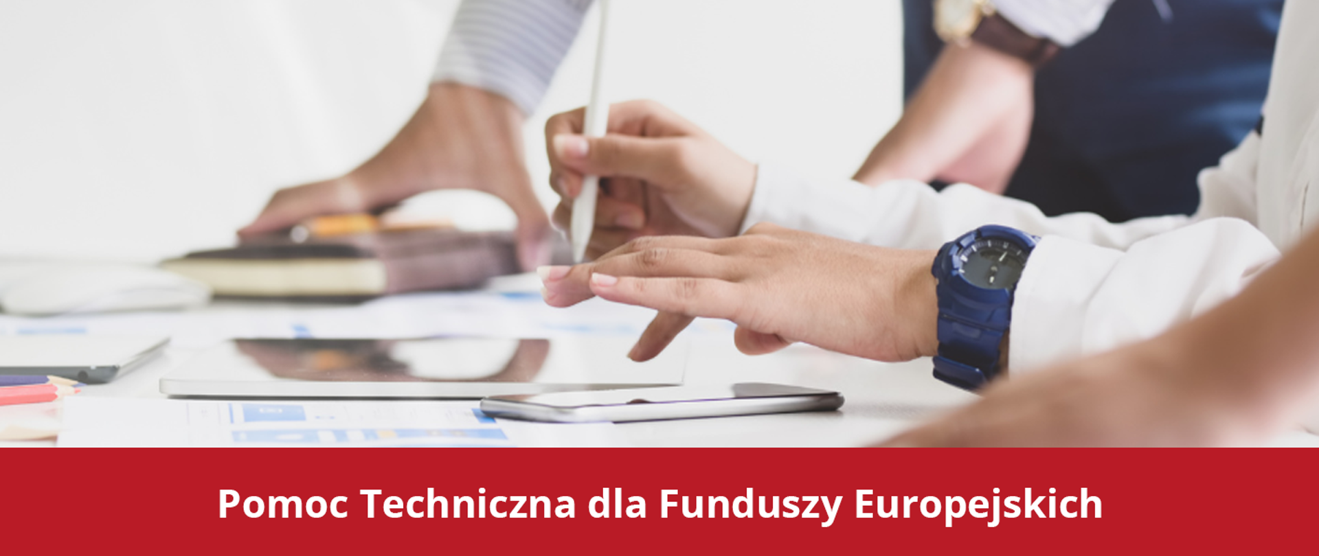 Na grafice zdjęcie dłoni nad biurkiem,: w jednej dłoni ołówek, na drugiej ręce niebieski zegarek. Na dole czerwony pasek z tekstem "Pomoc Techniczna dla Funduszy Europejskich".