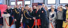 Dowódca uroczystości składa meldunek o rozpoczęciu uroczystości Śląskiemu Komendantowi Wojewódzkiemu