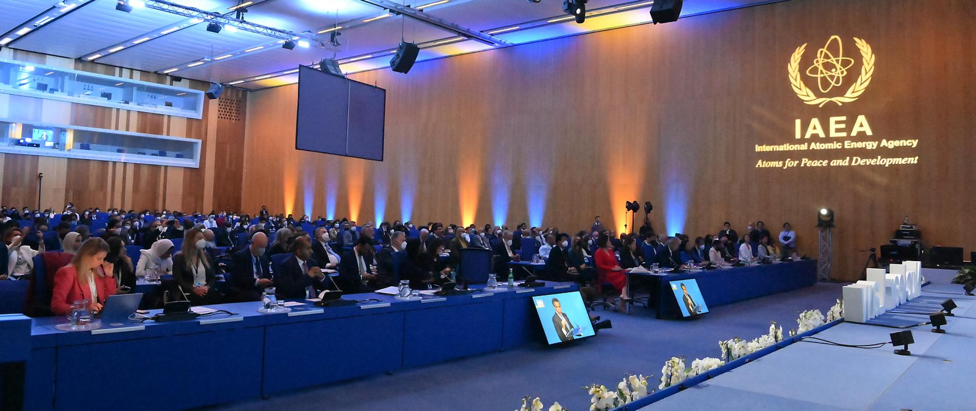 Uczestnicy Pierwszej Międzynarodowej Konferencji Prawa Jądrowego siedzą na sali plenarnej w siedzibie MAEA