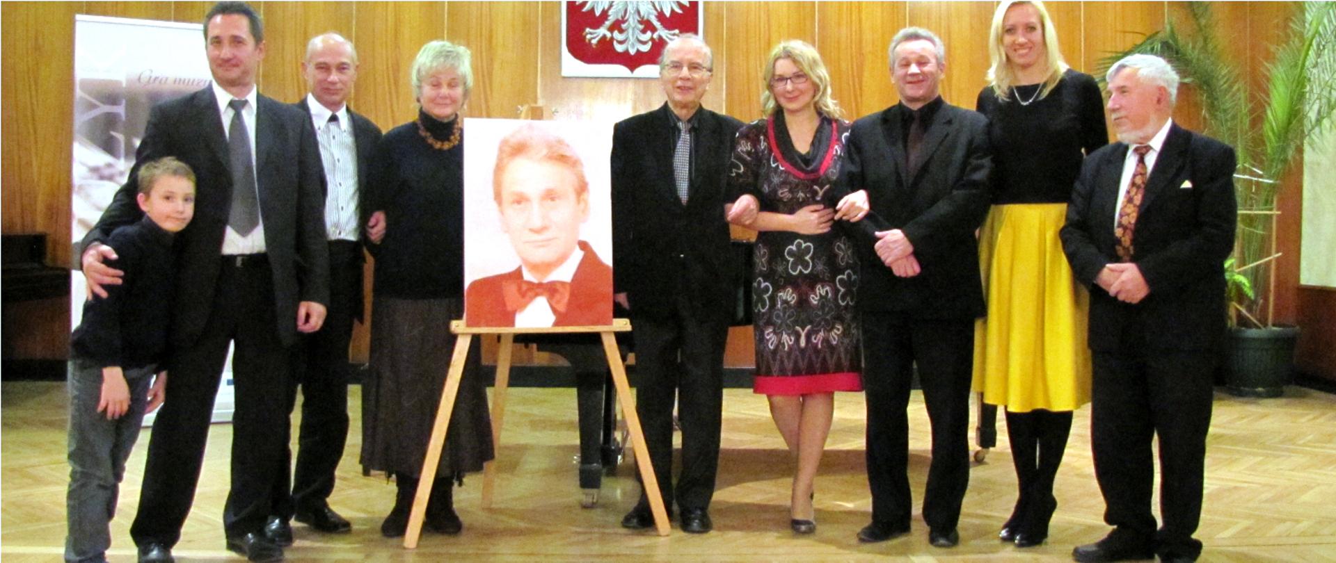 Grafika przedstawia przyjaciół i rodzinę Dominika Rutkowskiego