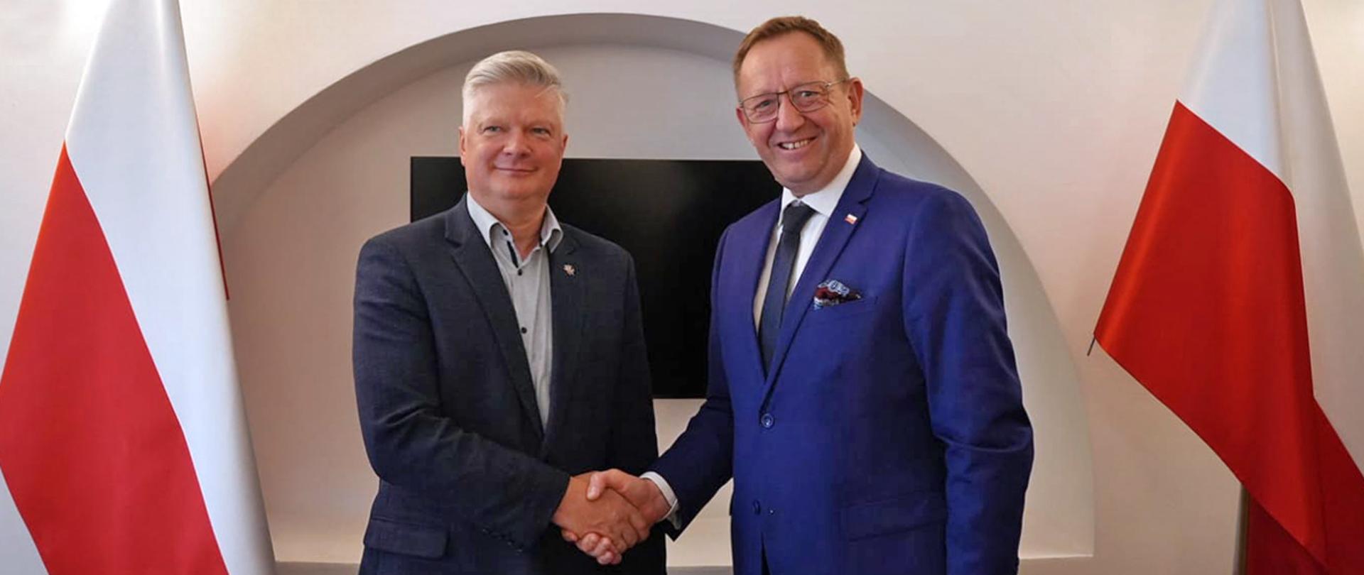 Minister Robert Telus wita się z ministrem ds. rolnictwa Litwy Kęstutisem Navickasem (fot. MRiRW)