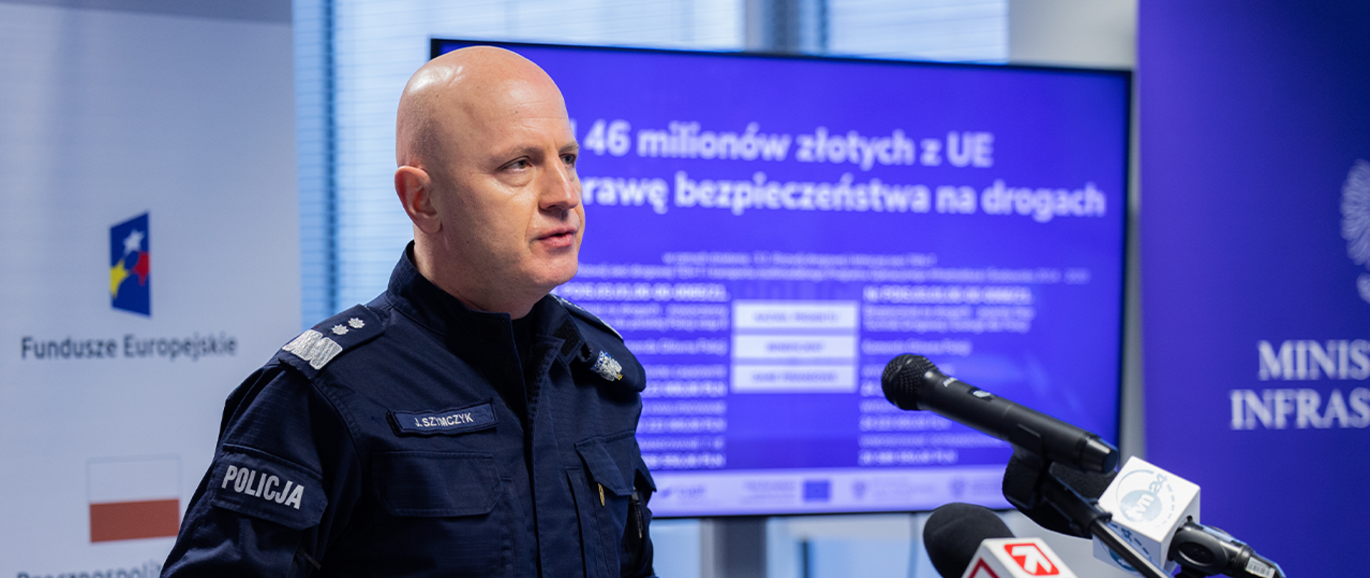 Zdjęcie przedstawia komendanta głównego Policji gen. insp. Jarosława Szymczyka podczas wypowiedzi na konferencji prasowej.