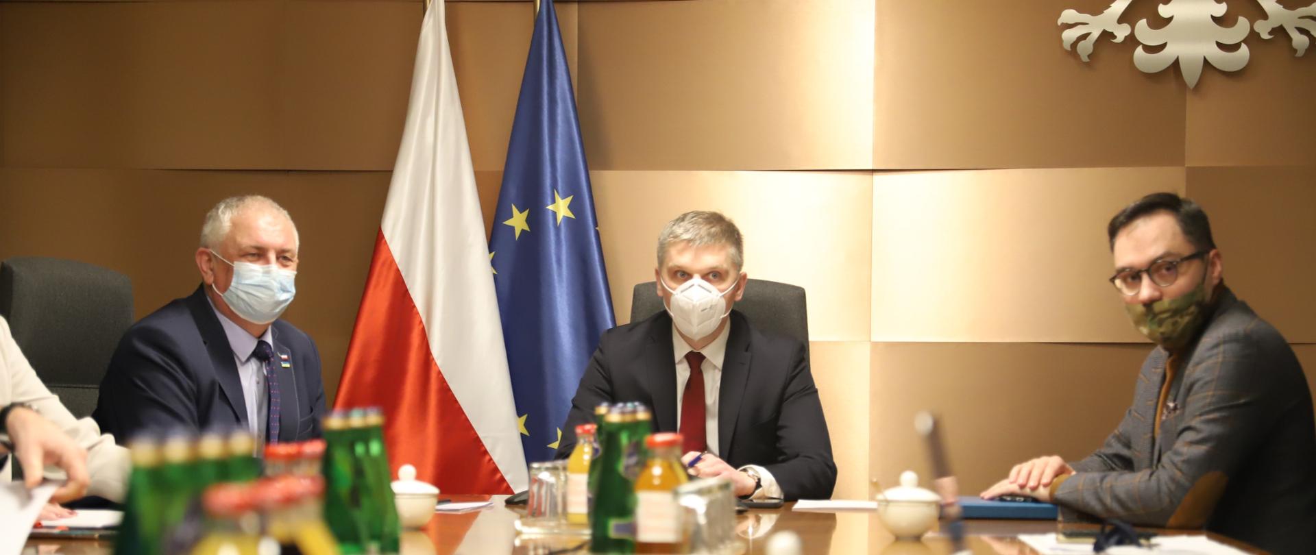 na zdjęciu Minister Piotr Nowak z wiceministrem Grzegorzem Piechowiakiem i wiceministrem Michałem Wiśniewskim siedzą przy stole