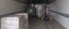 Naczepa ciężarowa z przesyłkami kurierskimi. Wśród nich znajduje się pojemnik DPPL o pojemności 1045 l z materiałem ciekłym, żrącym (UN 1760).