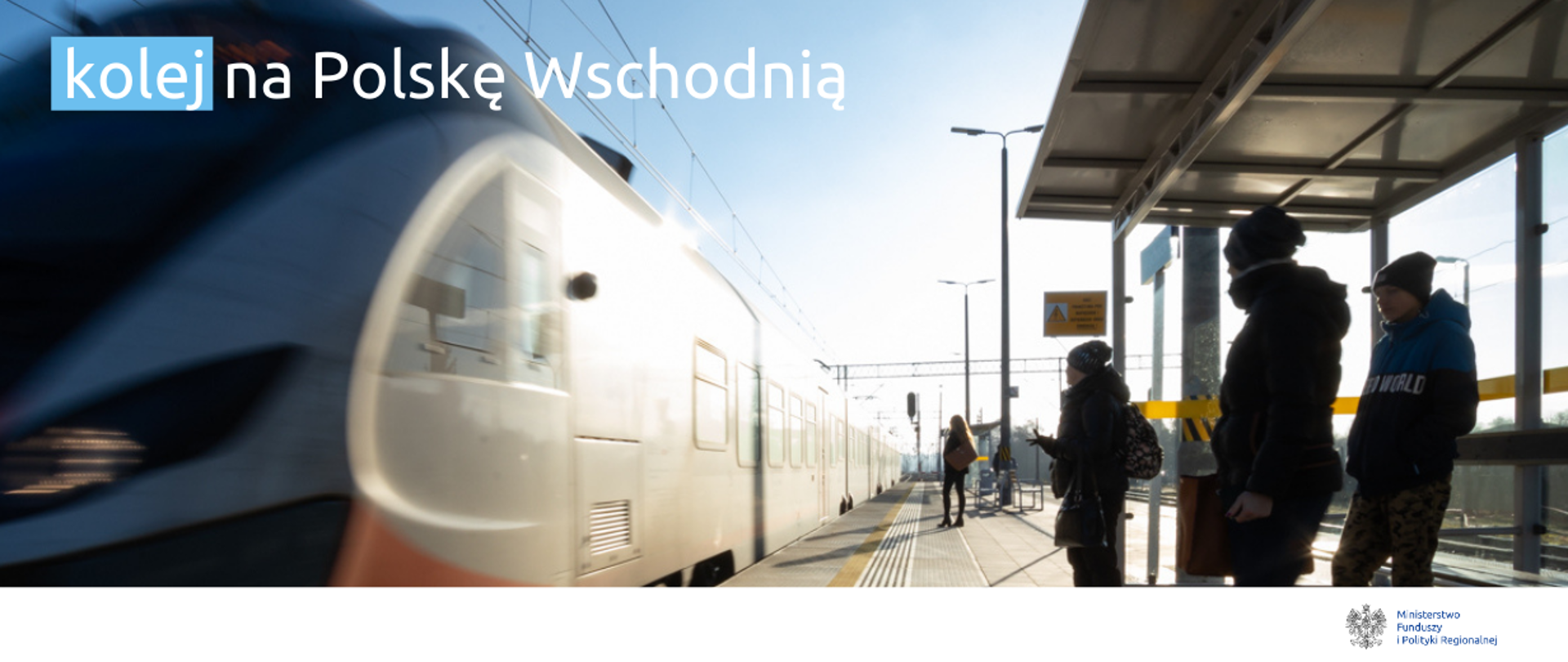 Zdjęcie peronu, widoczny pociąg i pasażerowie czekający na przystanku. Na górze napis: kolej na Polskę Wschodnią. Na dole logo Ministerstwa Funduszy i Polityki Regionalnej