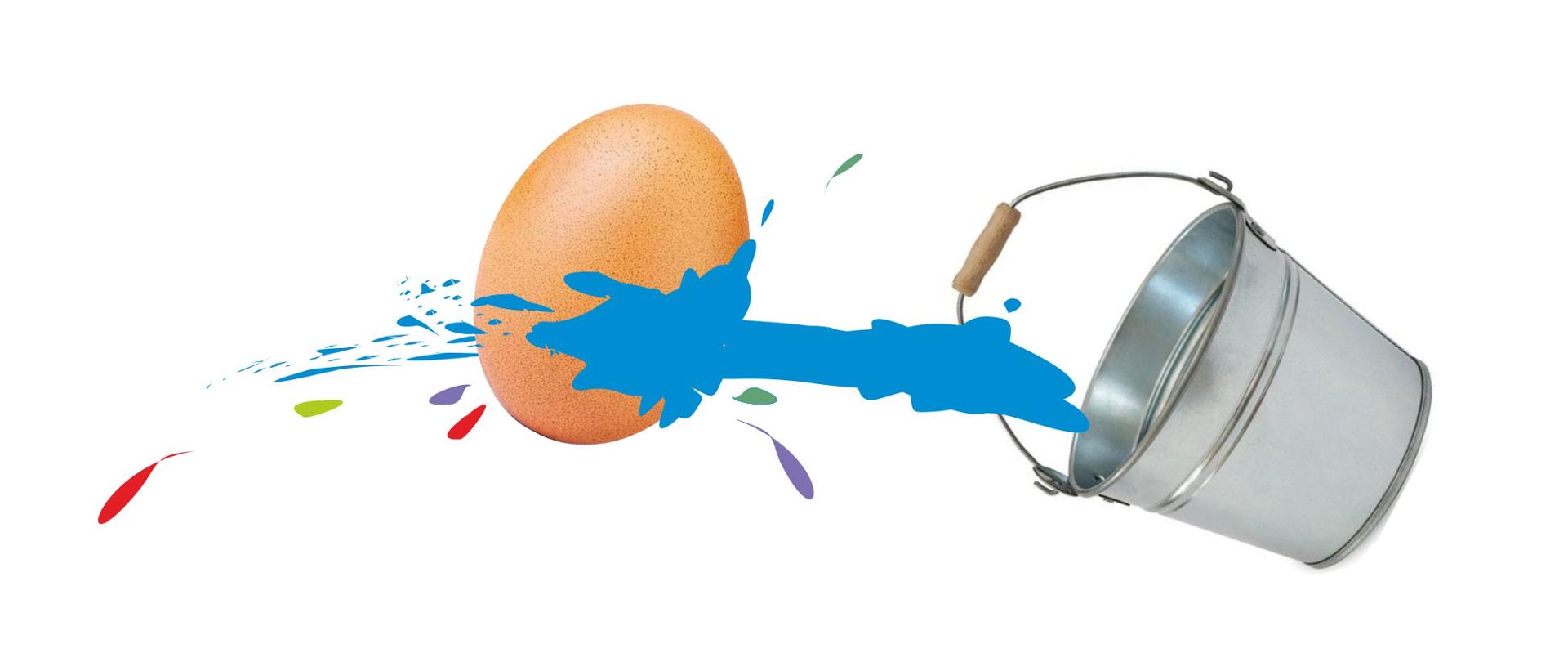 Grafika przedstawiająca realistyczne wiadro oblewające niebieską i różnokolorową cieczą realistycznie przedstawione jajko. Wszystko umiejscowione na białym tle.