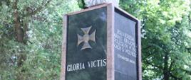 Na zdjęciu widać pomnik "Gloria Victis" na warszawskim cmentarzu powązkowskim. Polskie tłumaczenie "chwała zwyciężonym".