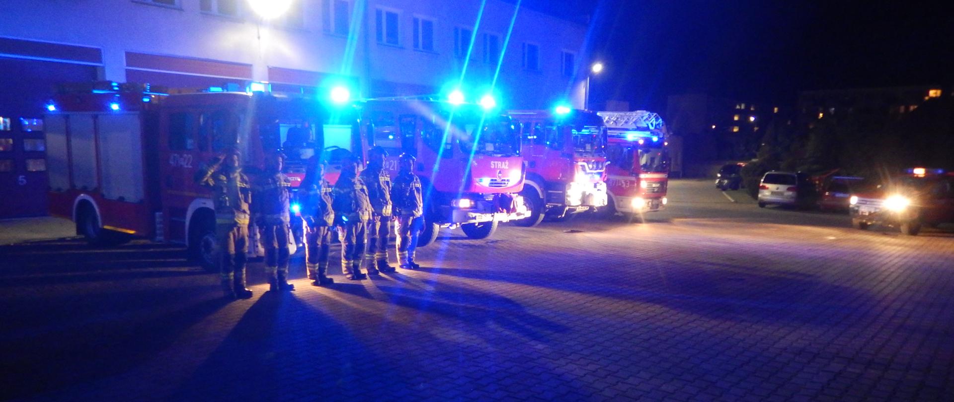 Zdjęcie przedstawia strażaków oddających hołd druhom OSP, którzy zginęli podczas dojazdu na miejsce zdarzenia.